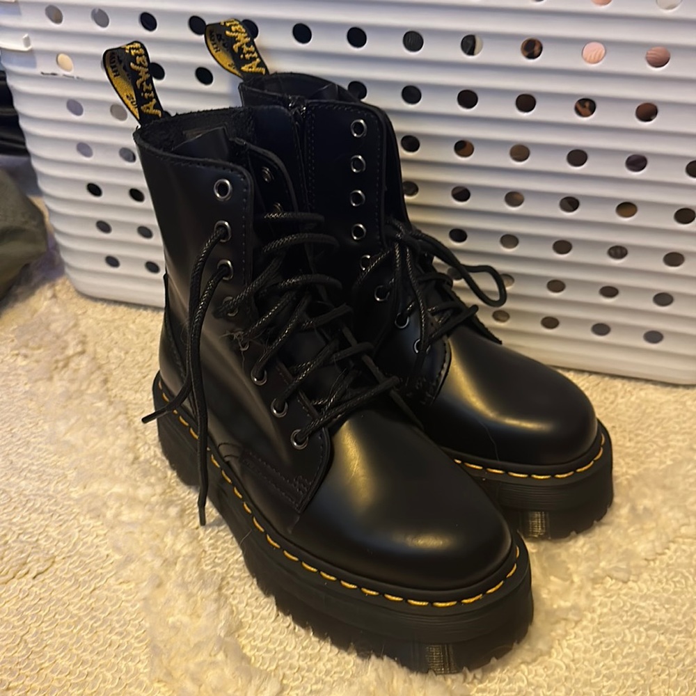 Dr.Martens Molly Platform Boots